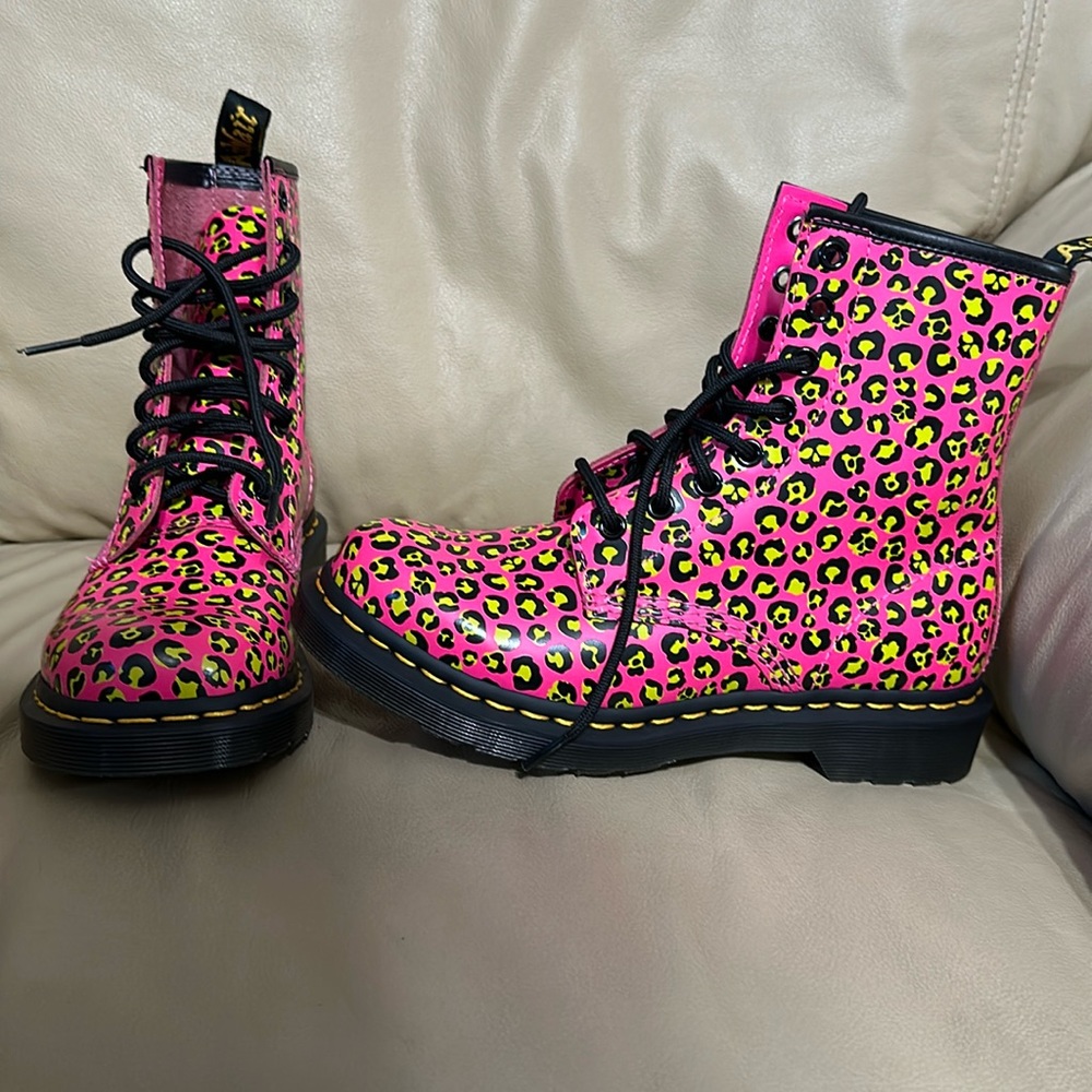 Dr Martens Skull leopard print size 7 HOT PINK
